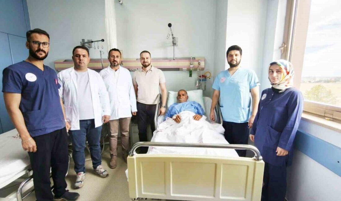 Adıyaman’ın Kahta Devlet Hastanesi’nde gerçekleştirilen açık prostatektomi operasyonunda, ileri derecede