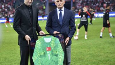 Milli takım kariyerini noktalayan Fenerbahçeli kaleci Mert Günok’a, Fransa-Türkiye milli