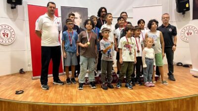 Sinop’ta İlköğretim Haftası etkinlikleri kapsamında düzenlenen satranç turnuvasında öğrenciler, başarıya