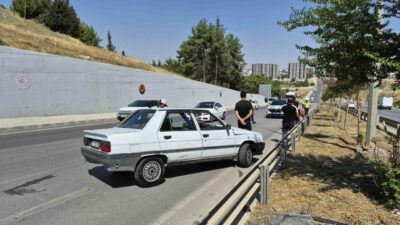 Adıyaman’da 15 yaşındaki sürücünün kullandığı otomobilin bariyerlere çarpması sonucu meydana