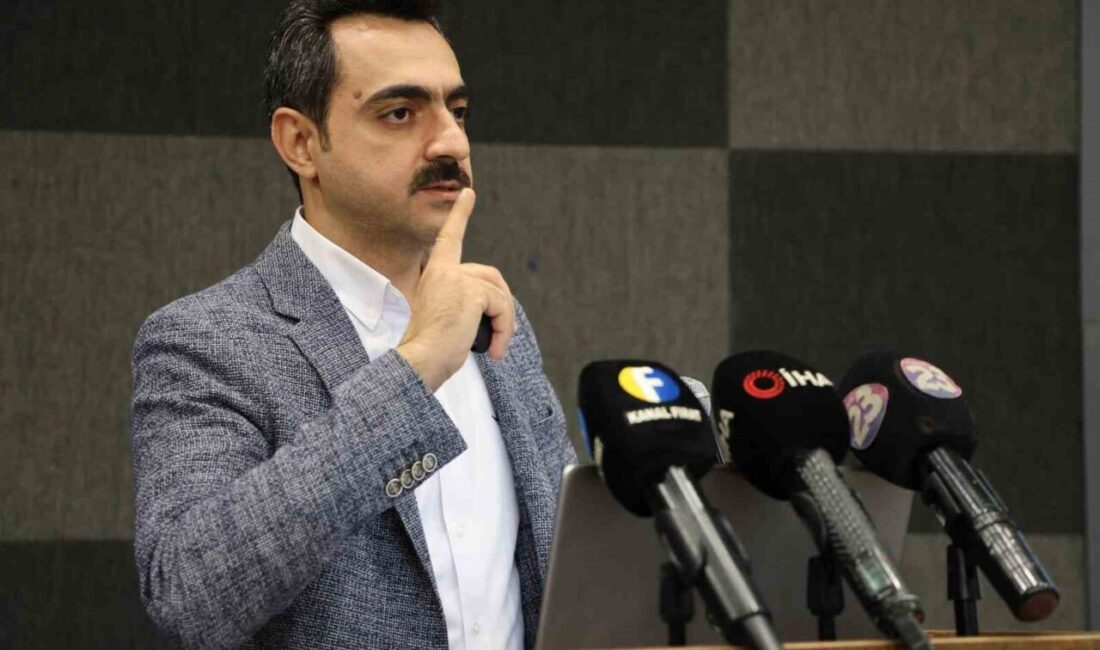 Sağlıkta yapay zeka tehdidi, ” Algoritmalara bakarak ilaç kullanmayın” 25 Eylül Dünya Eczacılar Günü dolayısıyla düzenlenen seminerde konuşan Dr.