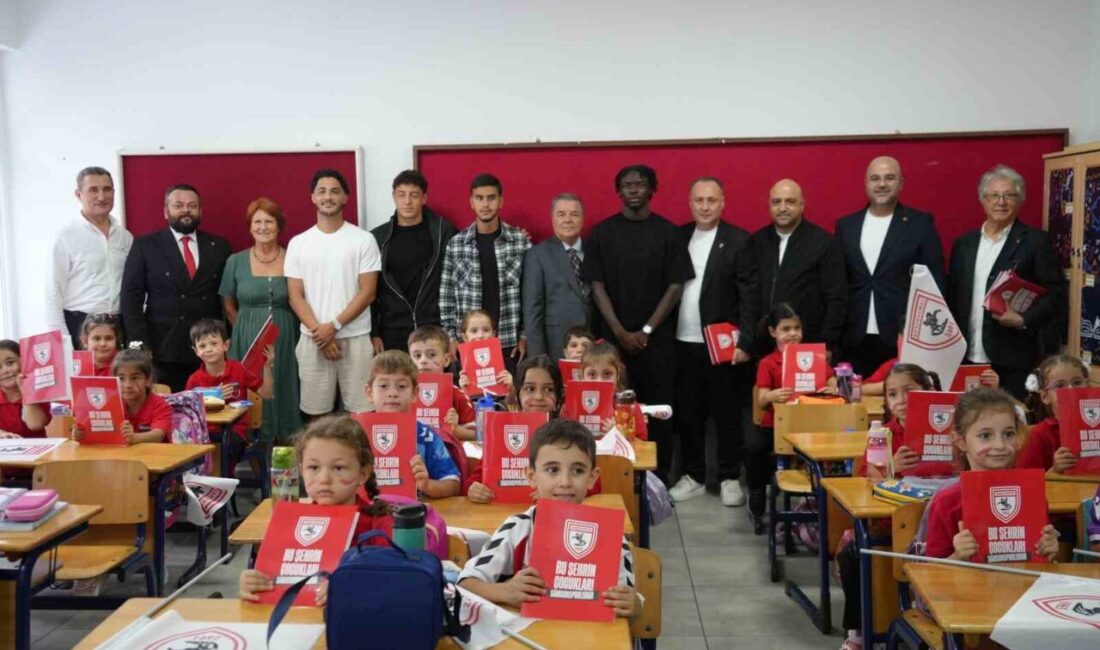 Samsunsporlu futbolculardan ilkokul çocuklarına defter hediyesi Trendyol Süper Lig ekiplerinden Samsunspor’da futbolcular ve yöneticiler, defter kampanyası