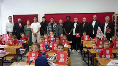 Trendyol Süper Lig ekiplerinden Samsunspor’da futbolcular ve yöneticiler, defter kampanyası