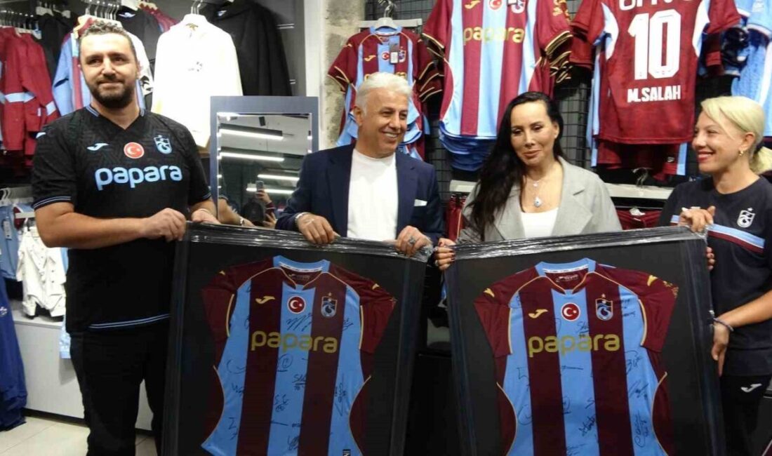 Sanatçı Asena Trabzon’a geldi sözünü tuttu: 61 forma aldı, hedefini açıkladı Koyu Trabzonspor taraftarı ünlü sanatçı Asena, bordo-mavili kulübün Mohamed Salah
