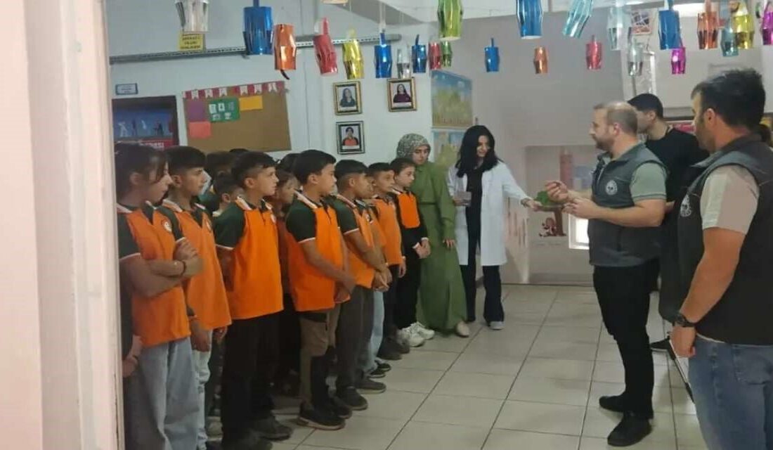 Şırnak’ta öğrencilere kuduz bilgilendirmesi yapıldı Şırnak’ın Uludere ilçesinde öğrencilere kuduz hastalığı, bulaş yolları ve korunma