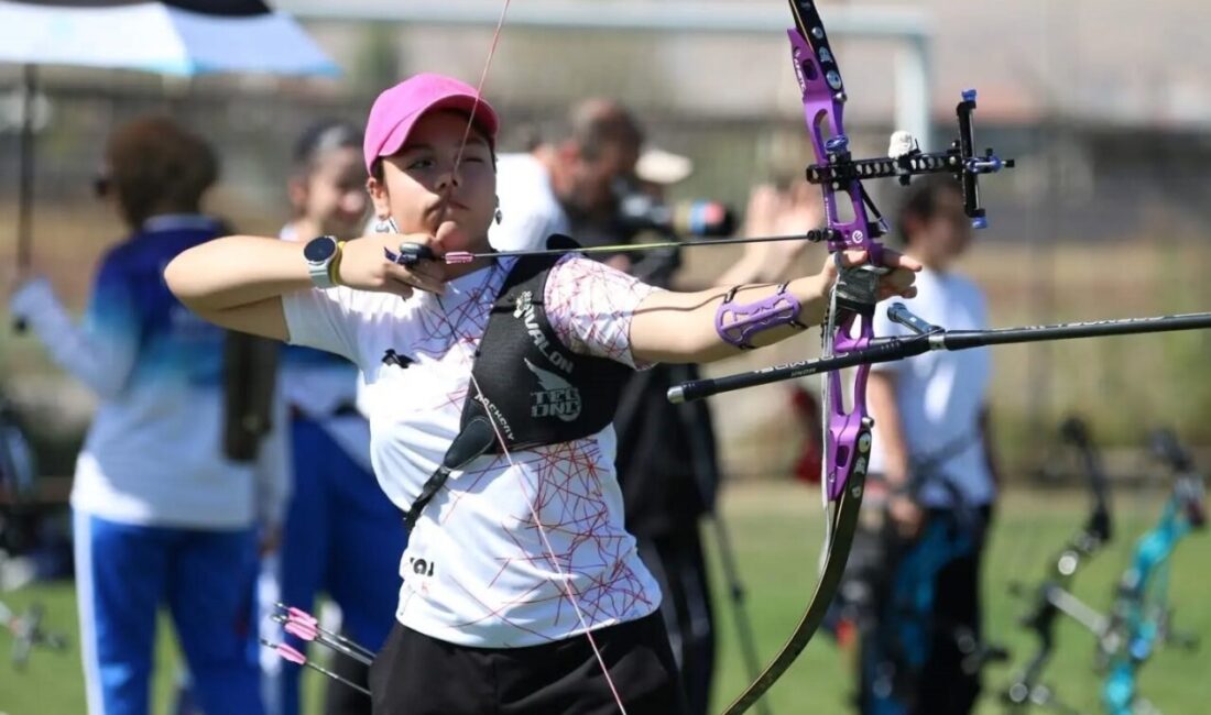 Sivas’ta İlköğretim Haftası kapsamında düzenlenen U-15 ve U-18 Okçuluk İl