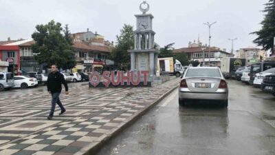 Afyonkarahisar’ın Şuhut ilçesinde yağışlı hava etkili olurken, yağışla birlikte hava