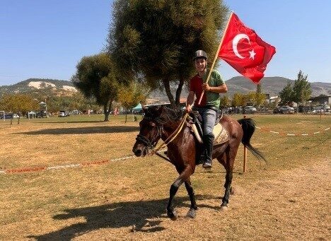 Balıkesir’in Bigadiç ilçesinde düzenlenen Rahvan At Yarışları’nda Kütahya’nın Tavşanlı ilçesini