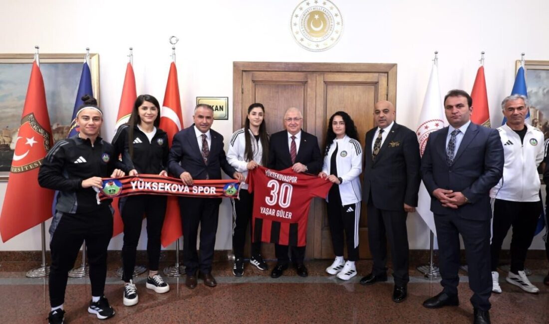Yüksekova Spor Kadın Futbol Takımı, Milli Savunma Bakanı Yaşar Güler’i