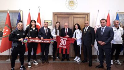 Yüksekova Spor Kadın Futbol Takımı, Milli Savunma Bakanı Yaşar Güler’i