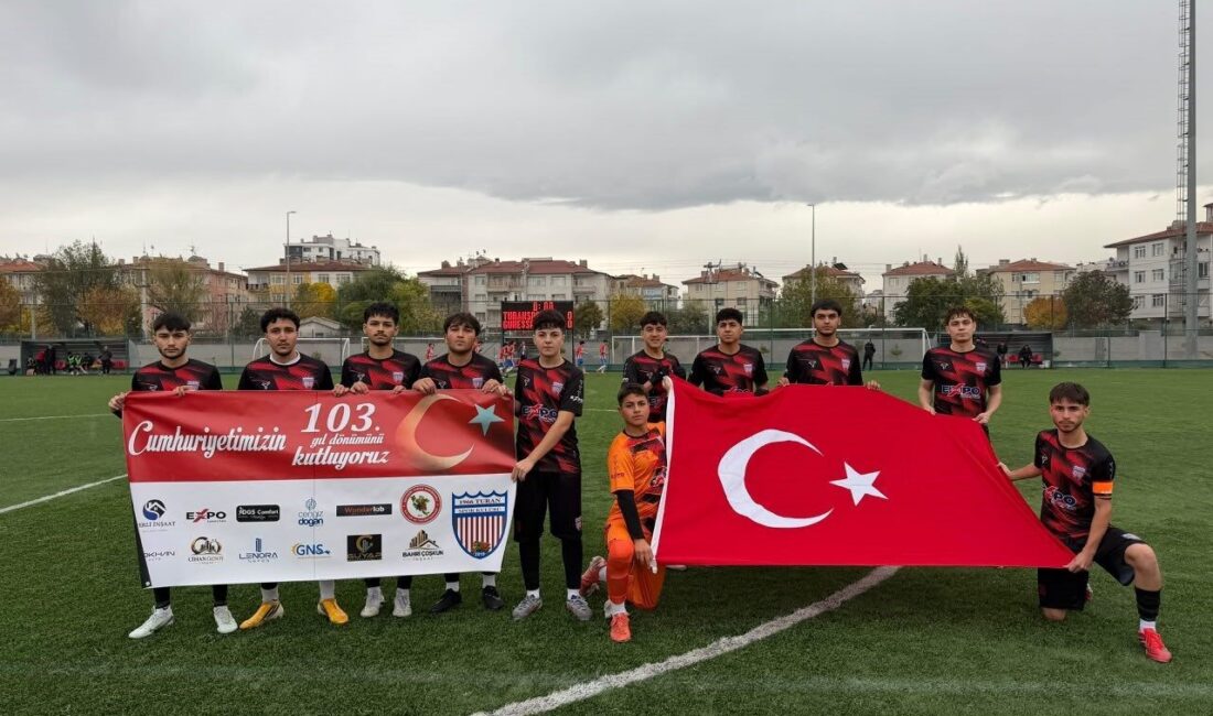 Kayseri’de 1966 Turanspor Kulübü, Cumhuriyetinin 103’üncü yıl dönümü dolayısıyla oynanan