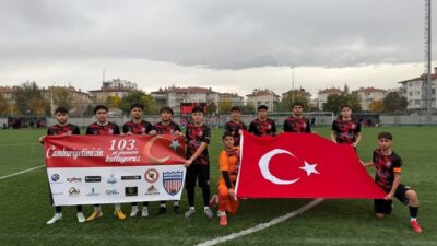 Kayseri’de 1966 Turanspor Kulübü, Cumhuriyetinin 103’üncü yıl dönümü dolayısıyla oynanan