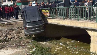 Afyonkarahisar’da 3 aracın karıştığı zincirleme trafik kazasında çarpışmanın etkisi ile