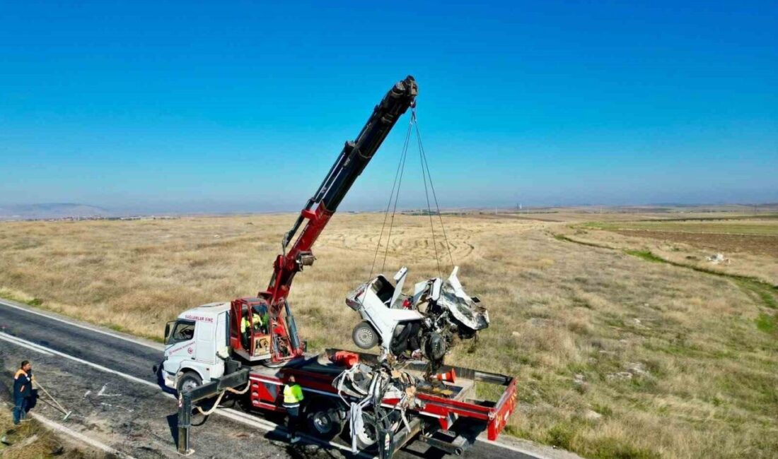 Afyonkarahisar’da 4 kişinin öldüğü trafik kazasında parçalanarak hurdaya dönen otomobiller