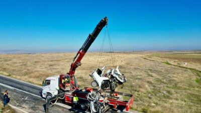 Afyonkarahisar’da 4 kişinin öldüğü trafik kazasında parçalanarak hurdaya dönen otomobiller
