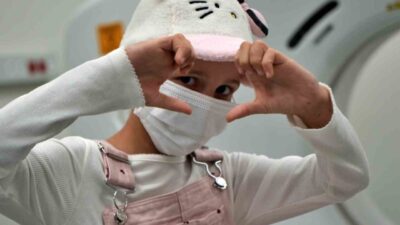 Antalya’da boynundaki şişlik antibiyotik tedavisine rağmen geçmeyen 8 yaşındaki Ayşenur