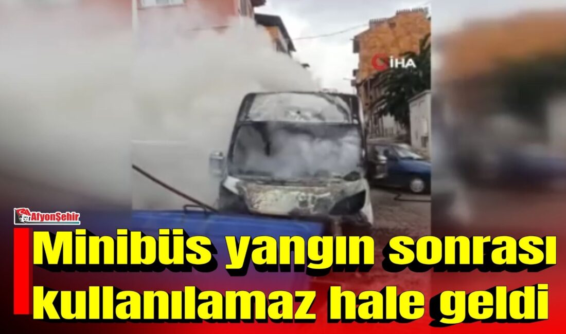 Afyonkarahisar’da park halinde bulunan bir minibüs çıkan yangın sonrası hurdaya