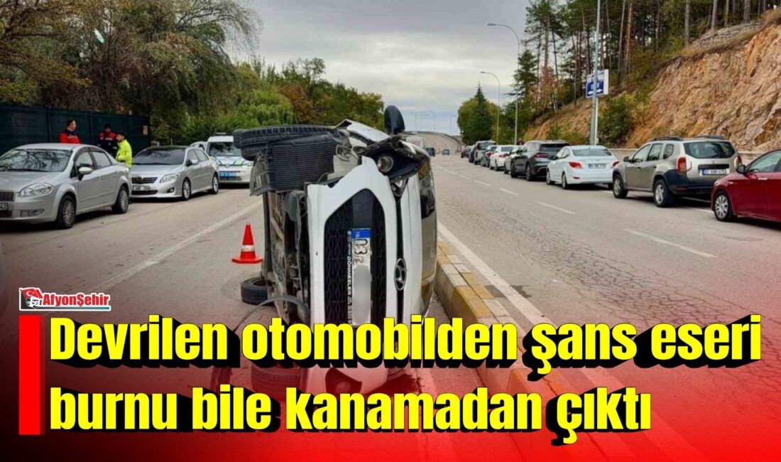 Afyonkarahisar’da iki otomobilin çarpışması sonucu yaşanan trafik kazasında devrilen aracın