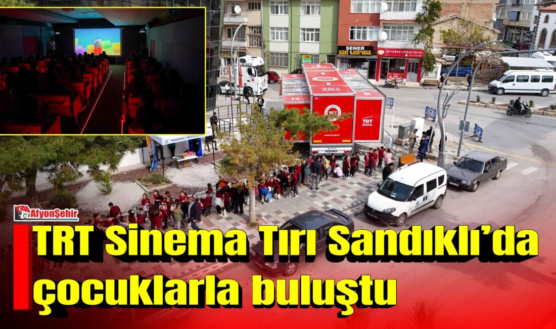 Afyonkarahisar’ın Sandıklı ilçesinde düzenlenen TRT Sinema Tırı etkinliği, çocuklara sinema