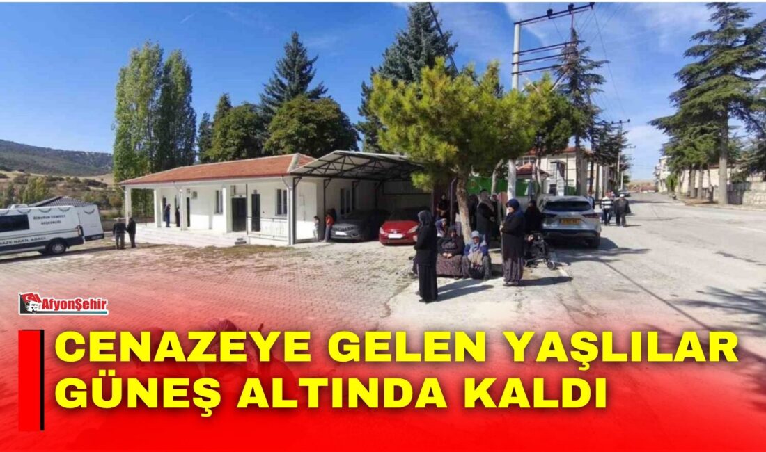 Cenazeye gelen yaşlılar güneş altında kaldı Afyonkarahisar’ın gasilhane yanındaki üstü kapalı alana duyarsız sürücüler tarafından park