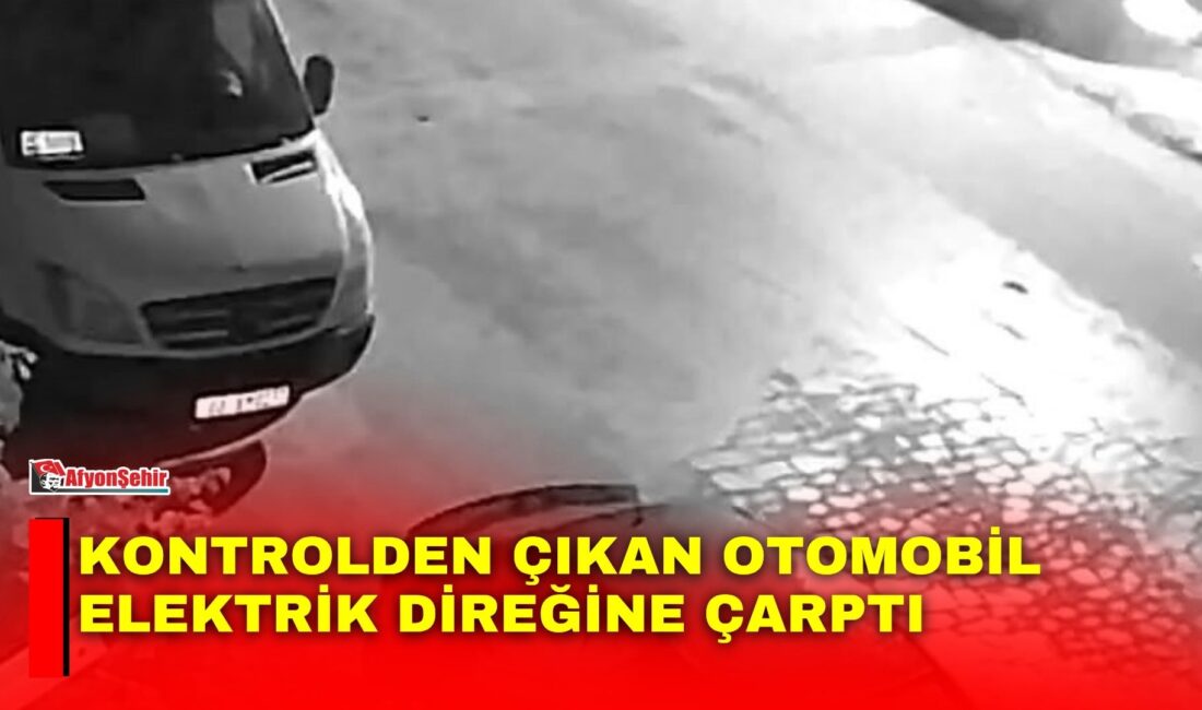 Afyonkarahisar’da kontrolden çıkan otomobilin elektrik direğine çarptığı anlar güvenlik kameralarına