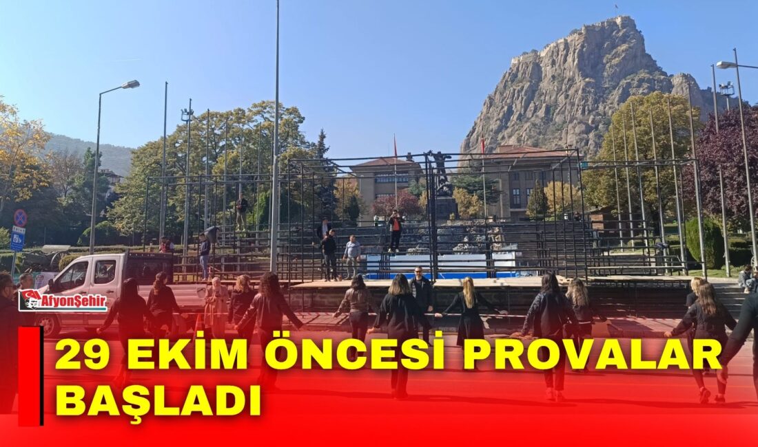 Cumhuriyet Bayramı kutlamaları öncesinde askerler ve öğrenciler tören hazırlıkları için