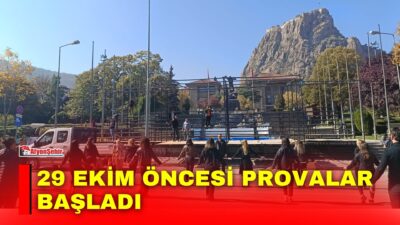 Cumhuriyet Bayramı kutlamaları öncesinde askerler ve öğrenciler tören hazırlıkları için