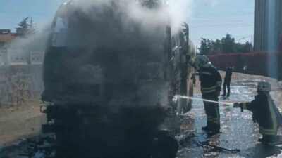 Afyonkarahisar boş yakıt tankerinde çıkan yangın, itfaiye ekiplerinin müdahalesiyle çevresinde