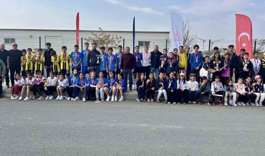 Ağrı’da Okul Sporları Kros Müsabakaları, yıldızlar ve gençler kategorilerinde kız