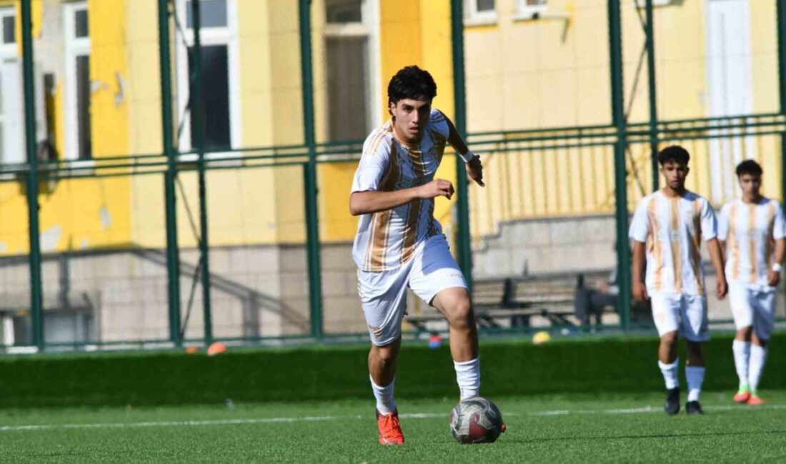 Kayserispor U19 takımının 16 yaşındaki genç yeteneği Ahmet Hüseyin Altun,