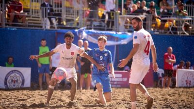 Antalya’nın Alanya ilçesinde düzenlenen Plaj Futbolu Dünya Kulüpler Şampiyonası’nda mücadele