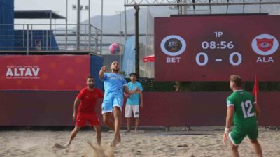 Antalya’nın Alanya ilçesinde düzenlenen Plaj Futbolu Dünya Kulüpler Şampiyonası başladı.