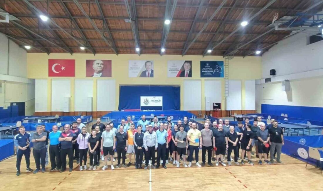Aydın’da Kamu Spor Oyunları kapsamında düzenlenen masa tenisi turnuvasında kadınlarda