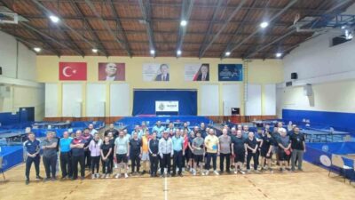 Aydın’da Kamu Spor Oyunları kapsamında düzenlenen masa tenisi turnuvasında kadınlarda