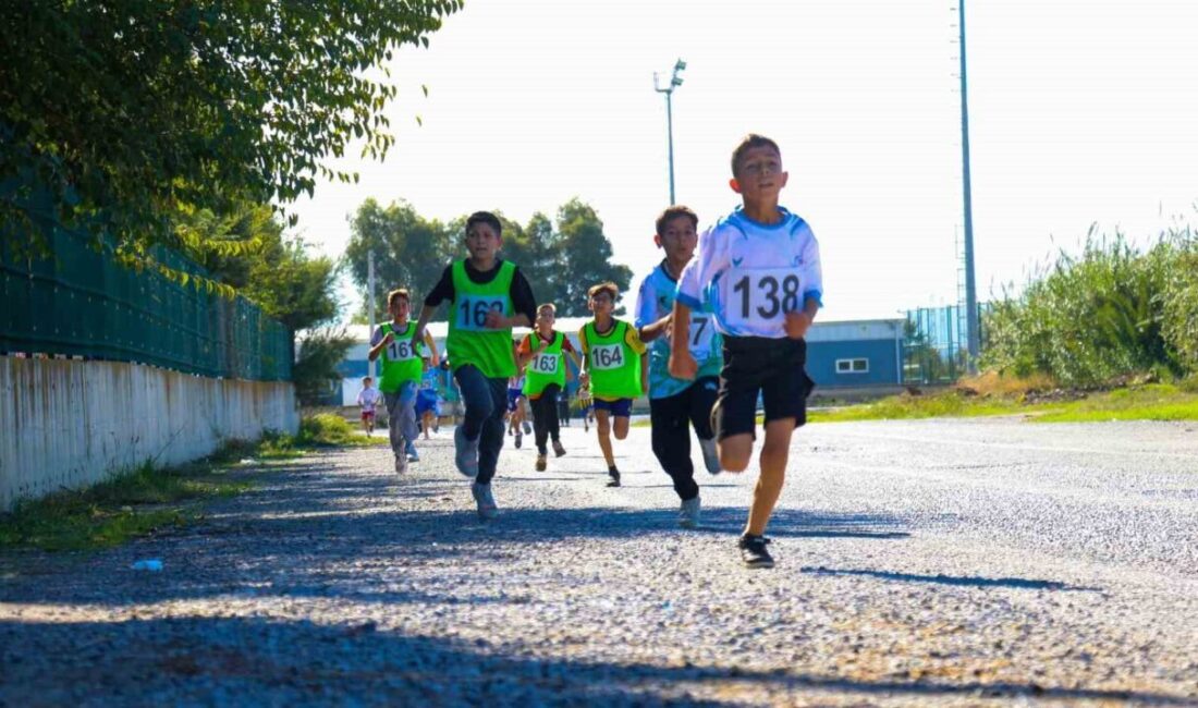 Aydın’ın Efeler ilçesinde düzenlenen Okul Sporları Kros İl Birinciliği Müsabakaları,