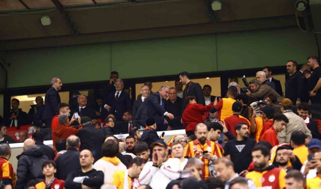 Gençlik ve Spor Bakanı Osman Aşkın Bak, Galatasaray-Barcelona maçını stadyumdan