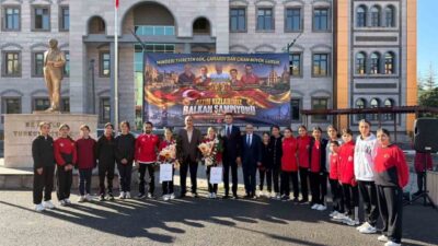 Hırvatistan’ın Koprivnica kentinde düzenlenen U15 Kadınlar Balkan Güreş Şampiyonası’nda altın