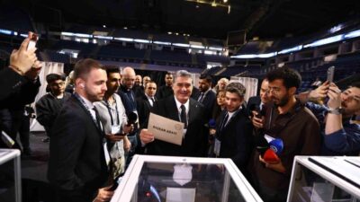 Beşiktaş Başkanı Serdal Adalı, olağanüstü seçimli genel kurul toplantısında oyunu