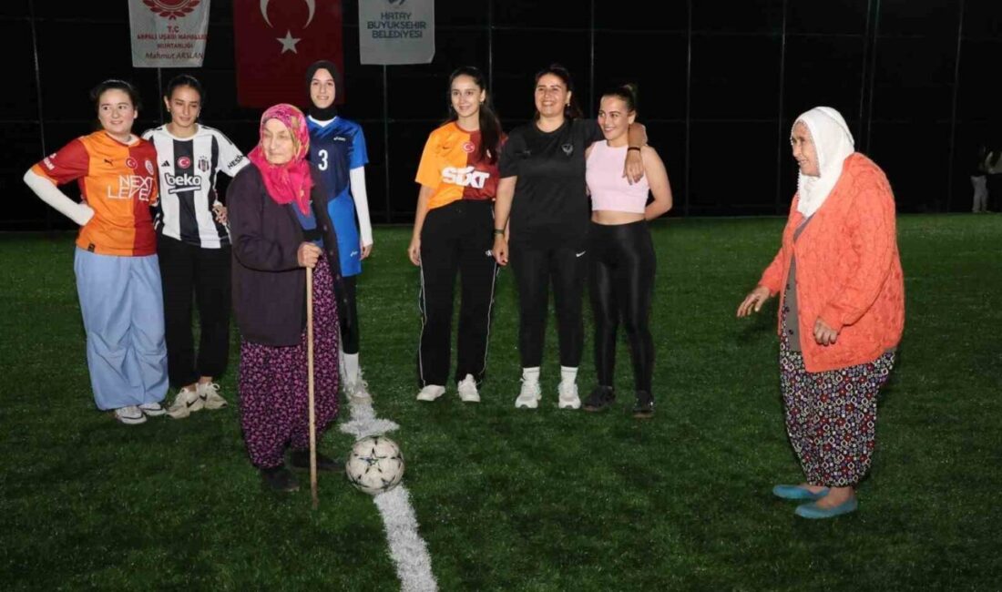 Hatay’ın Hasssa ilçesinde yaşayan kadınlar, kurdukları futbol takımlarıyla Cumhuriyet Bayramı’nı,