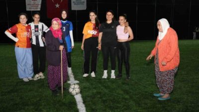 Hatay’ın Hasssa ilçesinde yaşayan kadınlar, kurdukları futbol takımlarıyla Cumhuriyet Bayramı’nı,