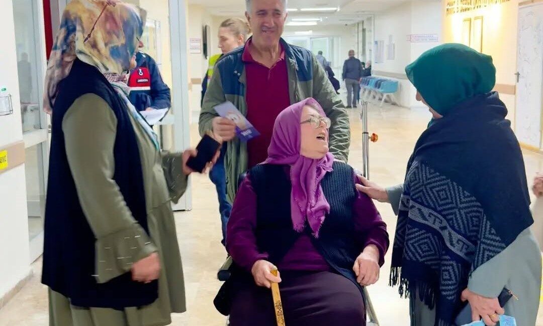 Bayburt Devlet Hastanesinde (BDH) Dünya Yaşlılar Günü dolayısıyla hastalar, hasta
