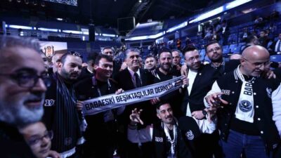 Beşiktaş’ta gerçekleşen olağanüstü seçimli genel kurul toplantısında oy verme işlemi