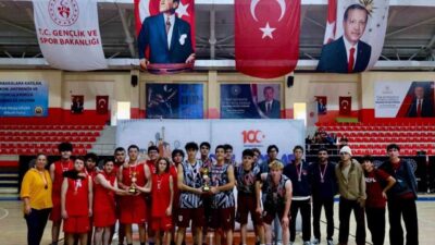 Bilecik’te Okul Spor Faaliyetleri Genç Erkekler Basketbol Müsabakalarında madalyalar sahiplerini