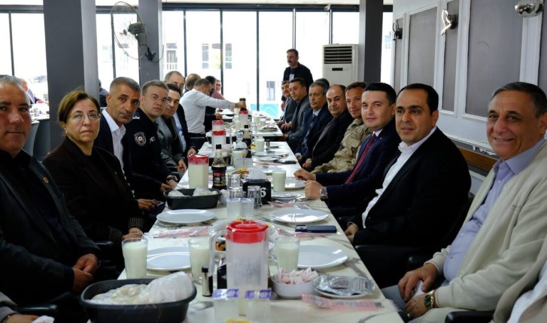 Birecik’te muhtarlar onuruna yemek programı düzenlendi Birecik’te 19 Ekim Muhtarlar Günü dolayısıyla muhtarlar onuruna yemek programı