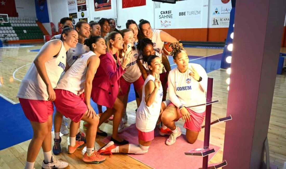 Bodrum kadın basketbol takımı ve doktorlar meme farkındalığı için maç yaptı Bodrum’da Memorial Hastanesi yöneticileri, hekimleri ve sağlık çalışanları, Bodrum Kadın