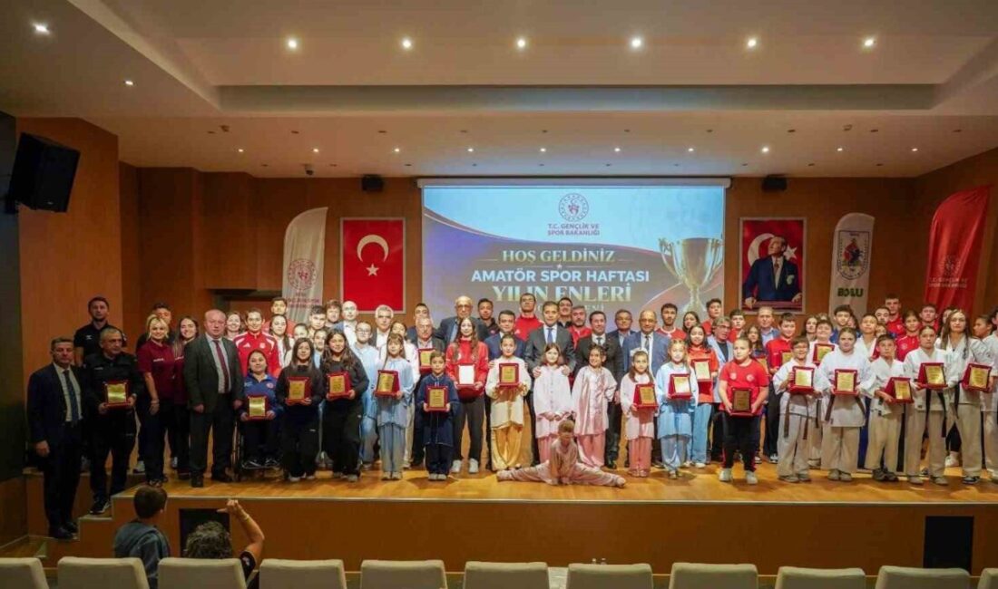 Bolu’da yılın en başarılı sporcuları ödüllendirildi Bolu’da Amatör Spor Haftası kapsamında düzenlenen “Yılın Enleri Ödül Töreni”nde,