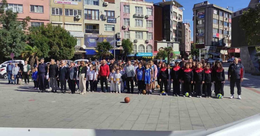 Burhaniye ilçesinde, Amatör Spor Haftası, düzenlenen açılış programı ve çelenk