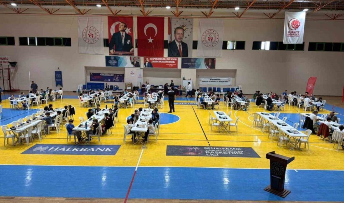 Burhaniye ilçesinde, Atatürk Spor Salonu, Amatör Spor Haftası kapsamında düzenlenen