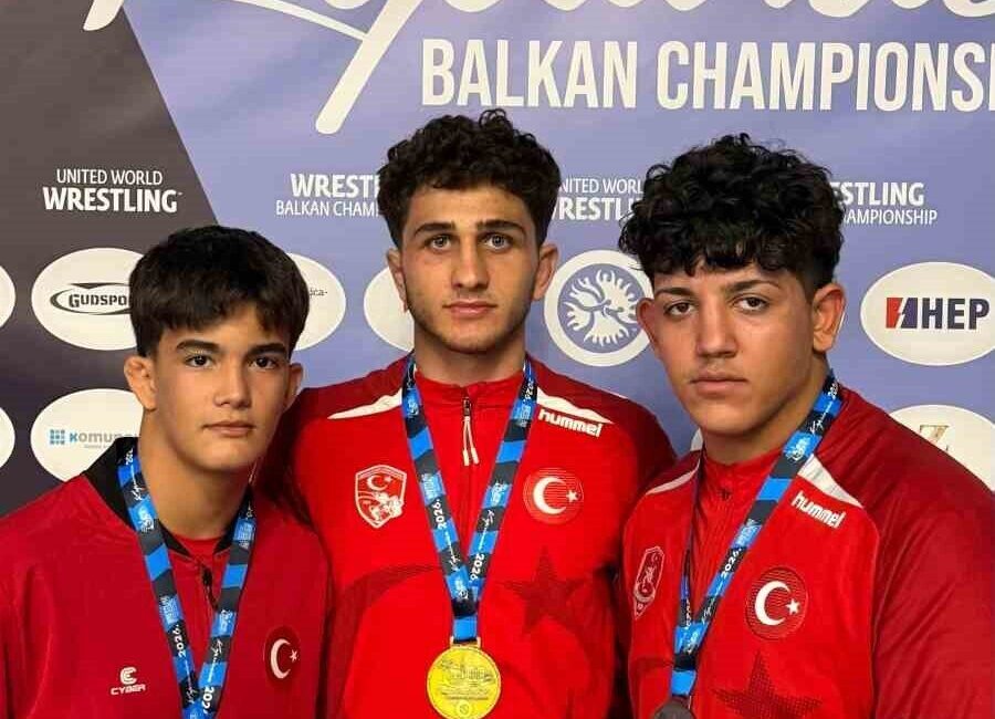 Bursa Büyükşehir Belediyespor Kulübü sporcuları, Hırvatistan’da gerçekleştirilen Yıldızlar Balkan Güreş