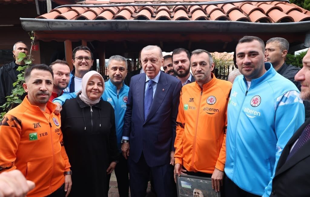 Cumhurbaşkanı Erdoğan, İstanbul Kastamonuspor yönetimini kabul etti Cumhurbaşkanı Recep Tayyip Erdoğan, İstanbul’un Fatih ilçesinde gerçekleştirdiği temaslar kapsamında